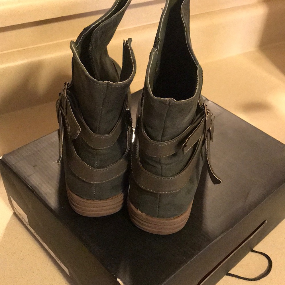 Boots - Picture 4 of 6